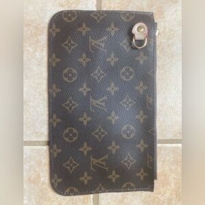 LOUIS VUITTON
Pochette Wristlet Pouch
Monogram Canvas Neverfull MM Brown